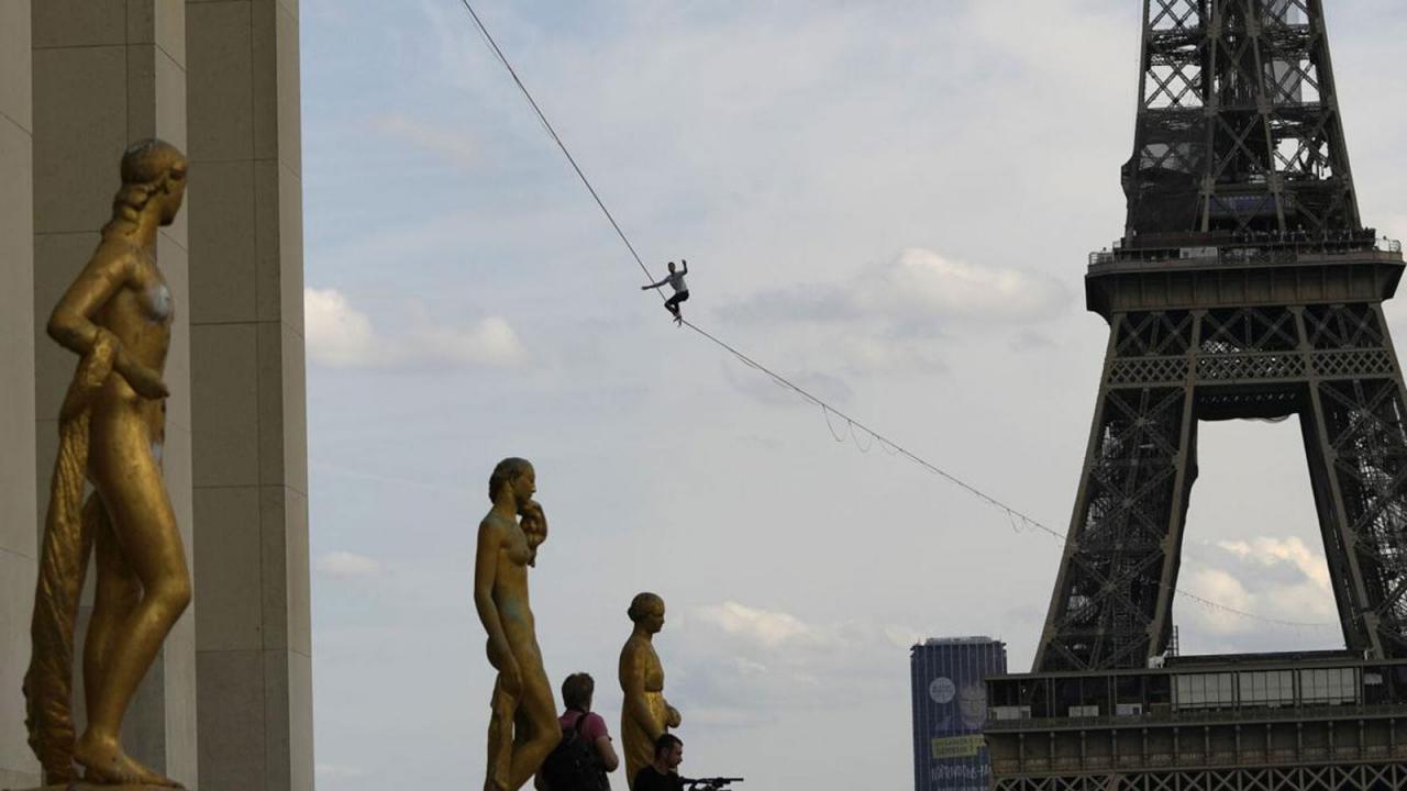 فرنسي ينفذ استعراضا يحبس الأنفاس من برج إيفل (صور)