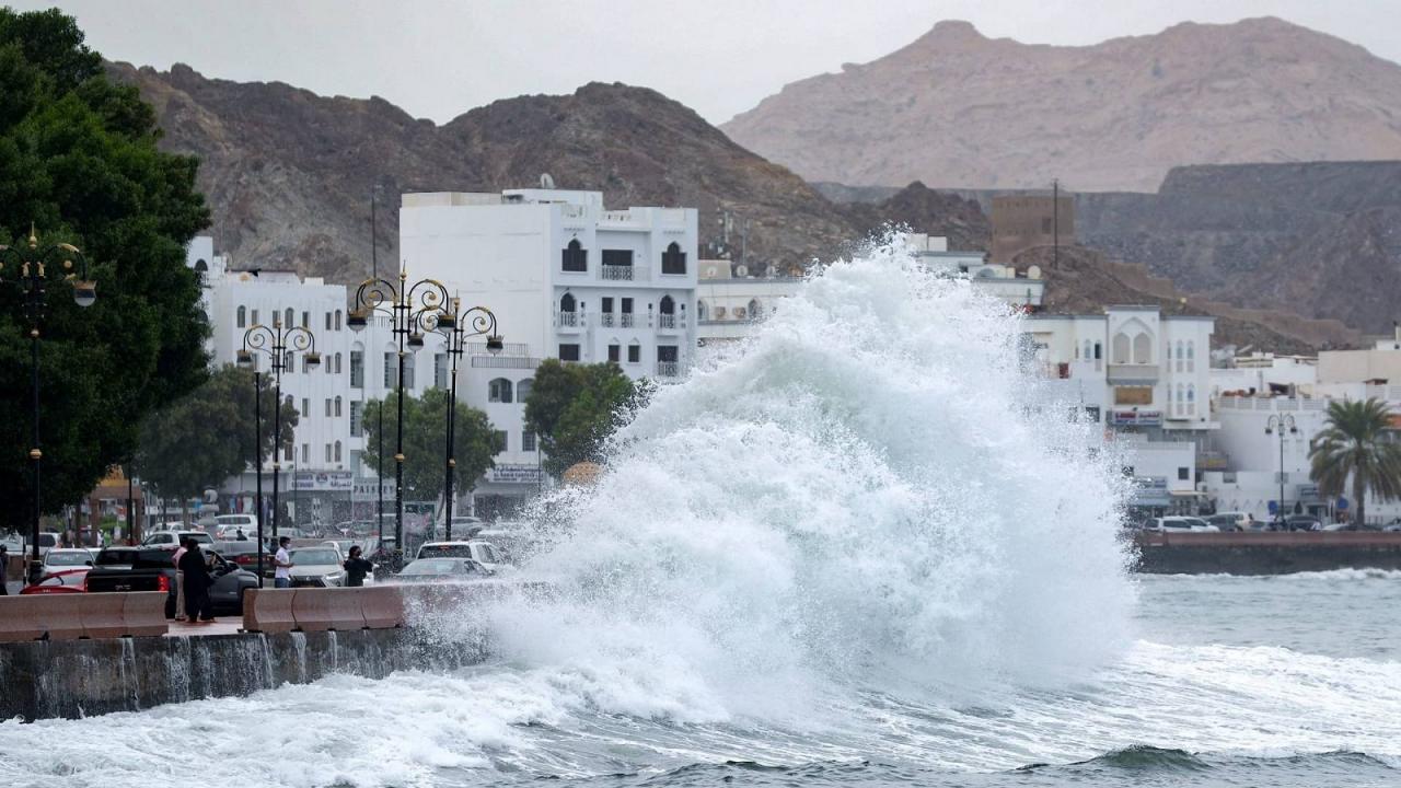 سلطنة عمان تطلب من السكان اخلاء مساكنهم بسبب اعصار شاهين