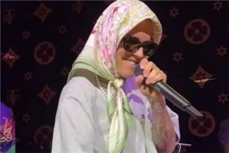 بالصور والفيديو شاهد جاستن بيبر بالحجاب في إحدى حفلاته