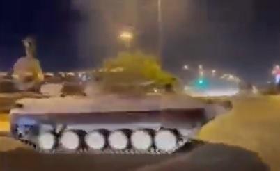 بالفيديو جندي عراقي يفحط بدبابته