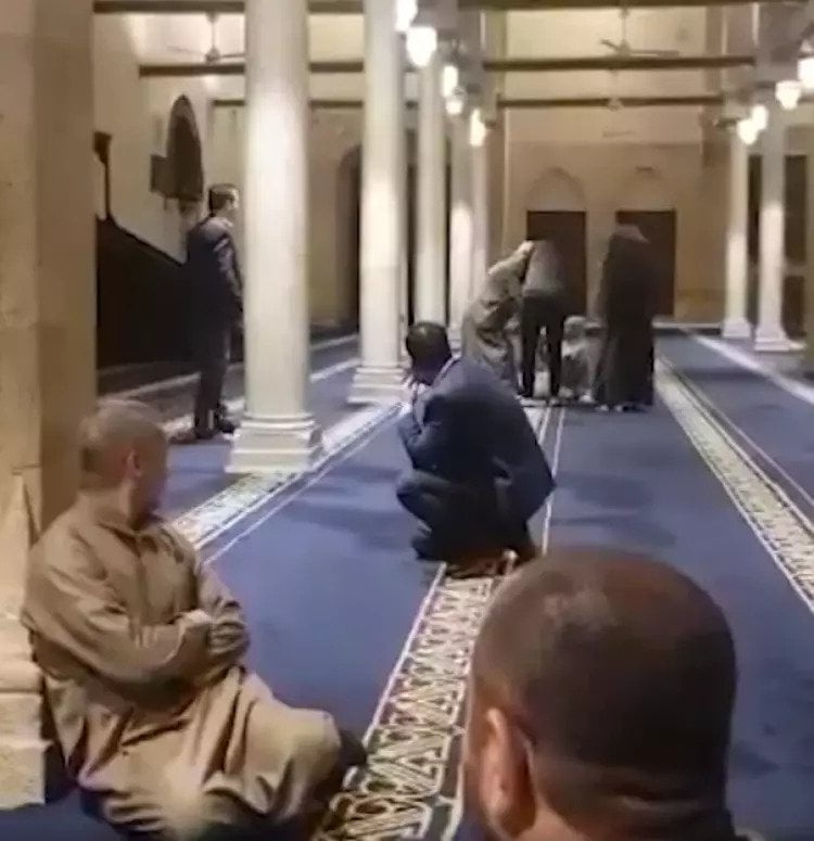 بالفيديو مبروك عطية يتعدى على مصلي في المسجد