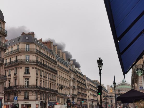 سبب حريق ميدان الأوبرا بلاس دي أوبيرا في باريس