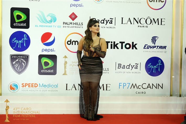 جورجينا طواف تثير الجدل بفستانها في ختام مهرجان القاهرة