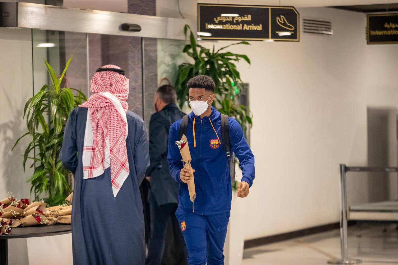 صور وصول لاعبي برشلونة الى السعودية استعدادًا لمباريات السوبر الإسباني