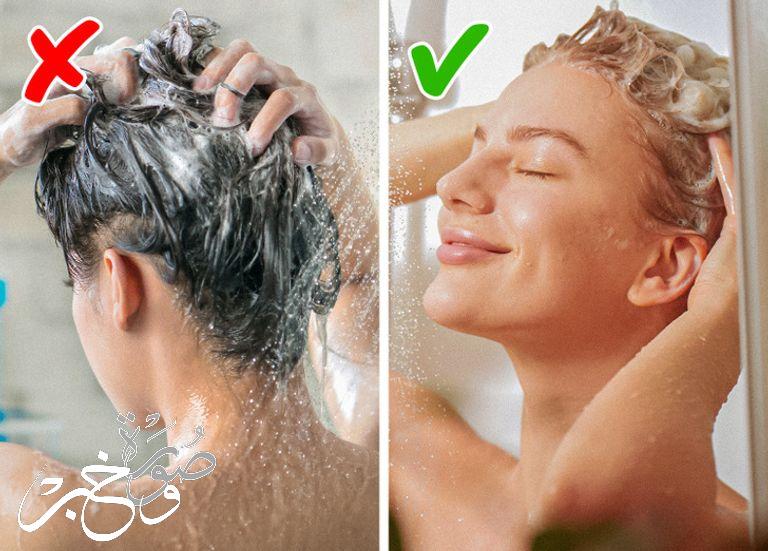 5 عادات تضر بشعرك أثناء الاستحمام