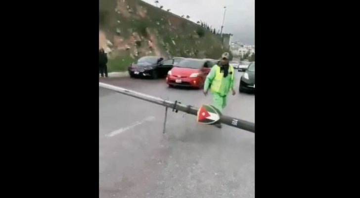 بالفيديو سقوط عامود في شارع المطار