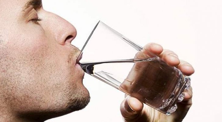 كيف يؤثر شرب الكثير من الماء في السحور على صحتك؟