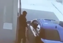 بالفيديو سرقة موظف في محطة وقود بعمان