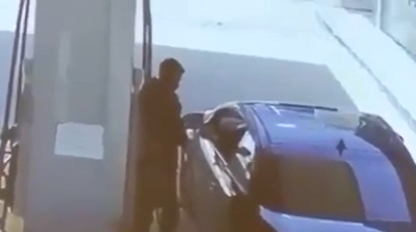 بالفيديو سرقة موظف في محطة وقود بعمان