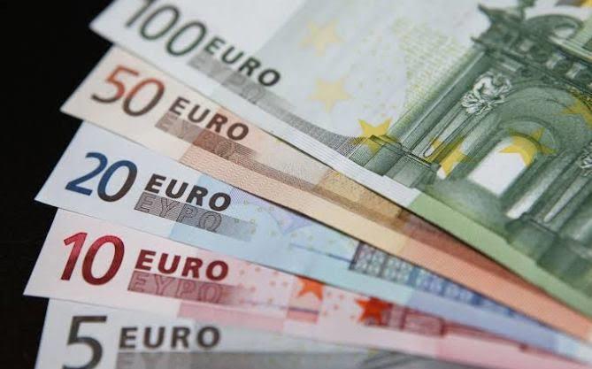 تساوي اليورو مع الدولار لأول مرة من 20 سنة