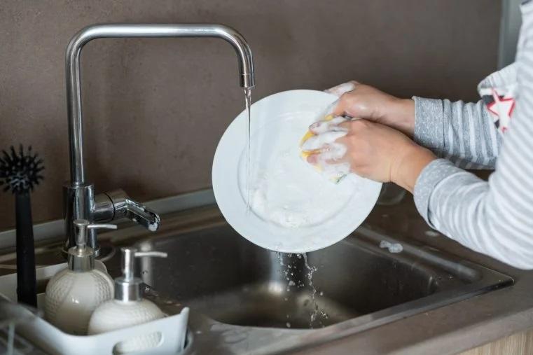 الأخطاء القاتلة التي ترتكبها المرأة عند غسل الأطباق