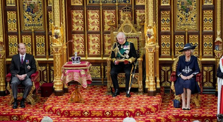 بعد وفاة الملكة إليزابيث من سيجلس على العرش البريطاني