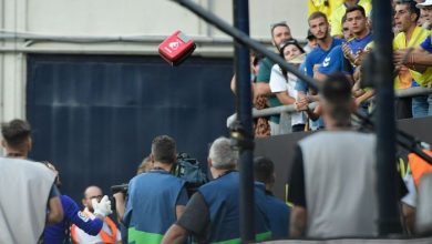 بالصور أزمة قلبية لمشجع توقف مباراة برشلونة وقادش
