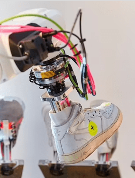 أول روبوت لتنظيف وإصلاح الأحذية من نايكي