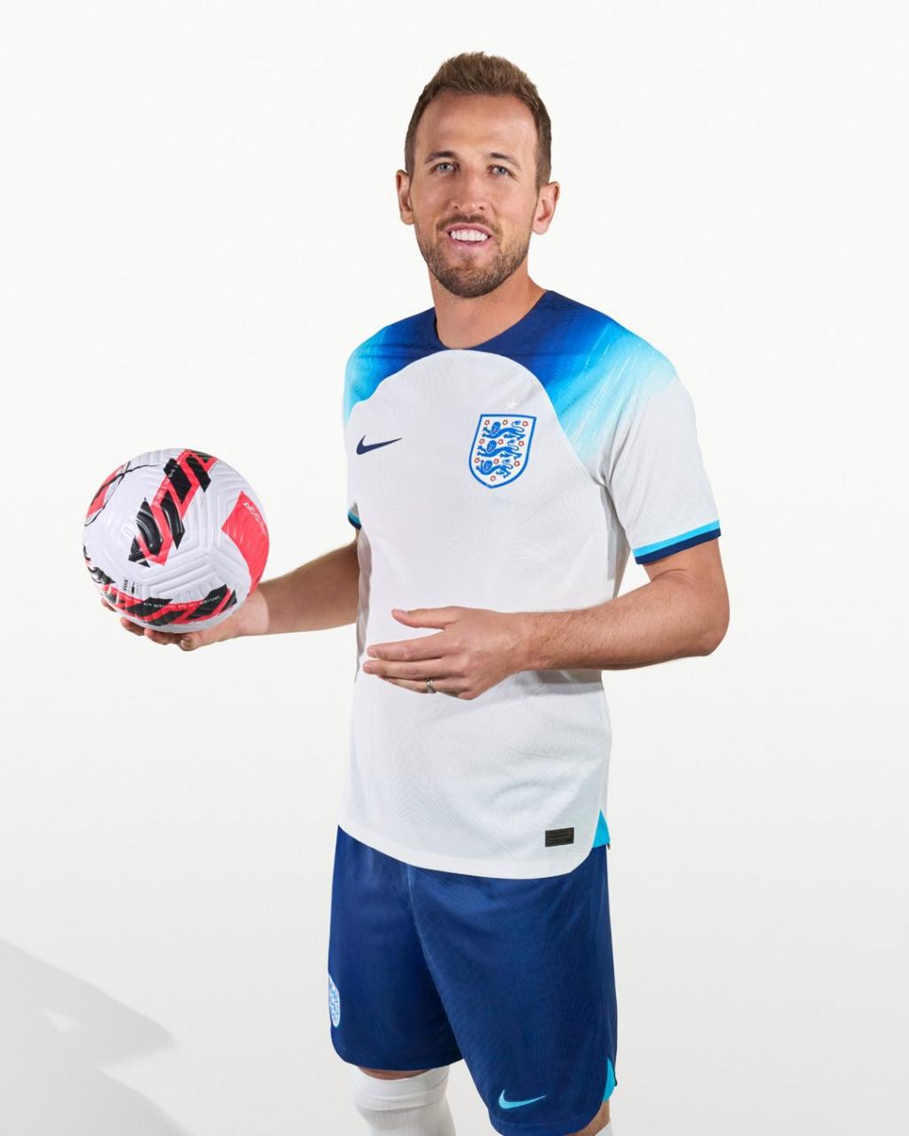 تصميم وشكل قميص منتخب إنجلترا فى كأس العالم 2022