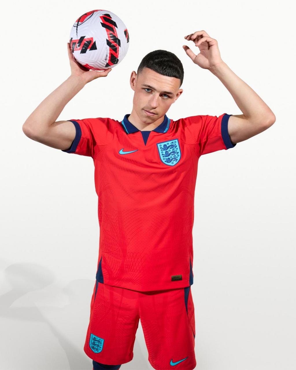 تصميم وشكل قميص منتخب إنجلترا فى كأس العالم 2022