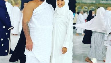 بالصور شاهد أحمد سعد وزوجته أمام الكعبة