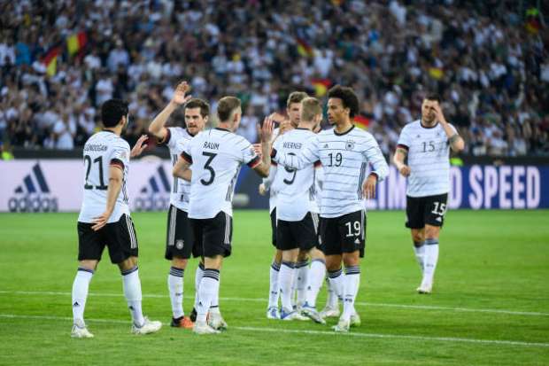 أحمد الكعبي معلق مباراة ألمانيا وعمان الودية