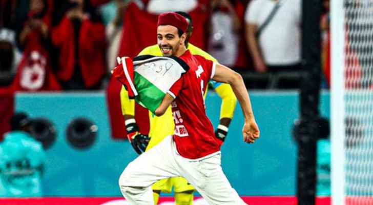 مشجع يحمل العلم الفلسطيني يقتحم مباراة فرنسا مع تونس