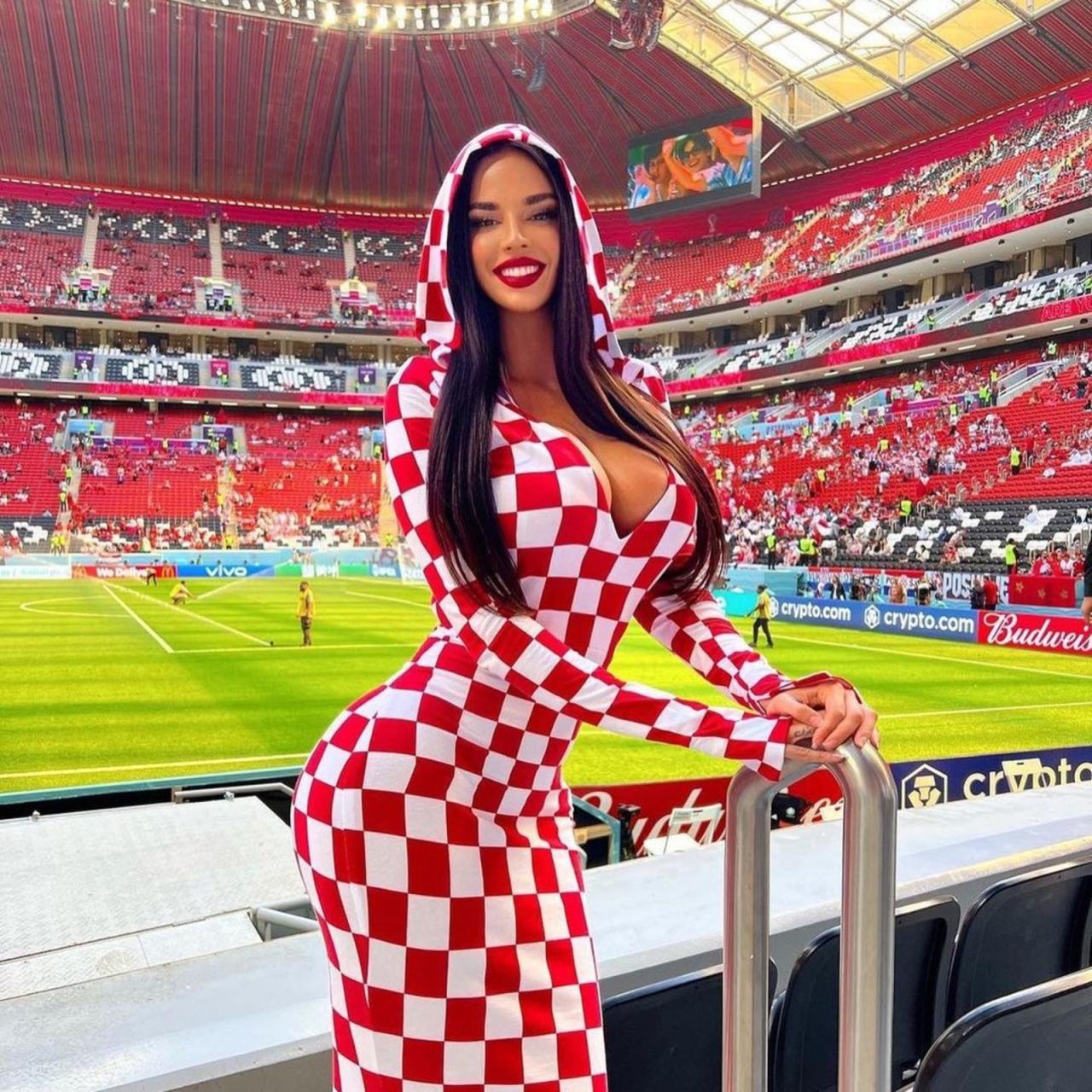 صور إيفانا نول في مدرجات كأس العالم 2022