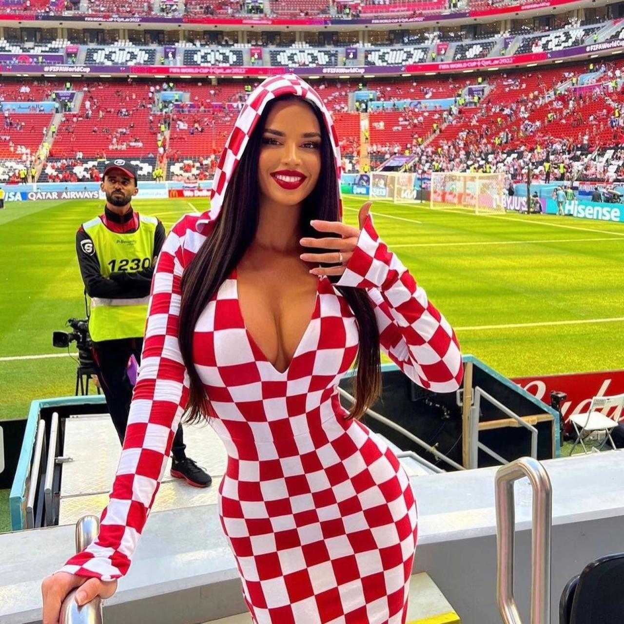 صور إيفانا نول في مدرجات كأس العالم 2022
