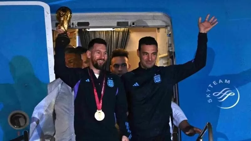 بالفيديو لحظة وصول ميسي الى الأرجنتين مع كأس العالم